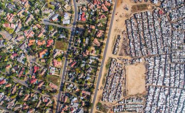 Ky është dallimi i madh mes lagjeve të varfërve dhe të pasurve në Afrikën e Jugut (Foto/Video)