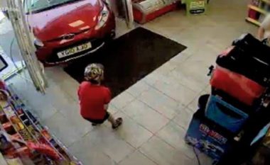 Shoferja e moshuar humbë kontrollin, hyn në dyqan dhe shkelë një fëmijë (Video, +18)