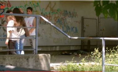 Eksperiment social: Shikoni si reagojnë të rinjtë e Kosovës, kur shohin të riun e “përgjakur” dhe pa ndjenja në tokë (Video)