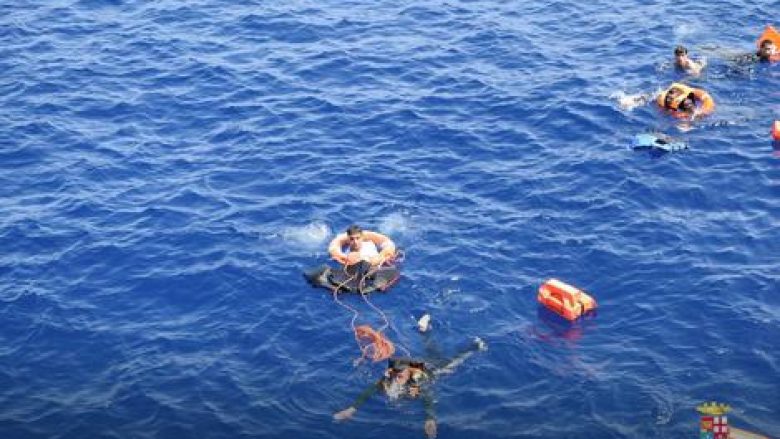 Gjenden trupat e 117 emigrantëve të mbytur në det (Video, +18)