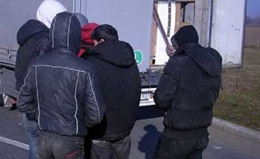 Zbulohen 16 migrantë në një automjet në Demir Kapi