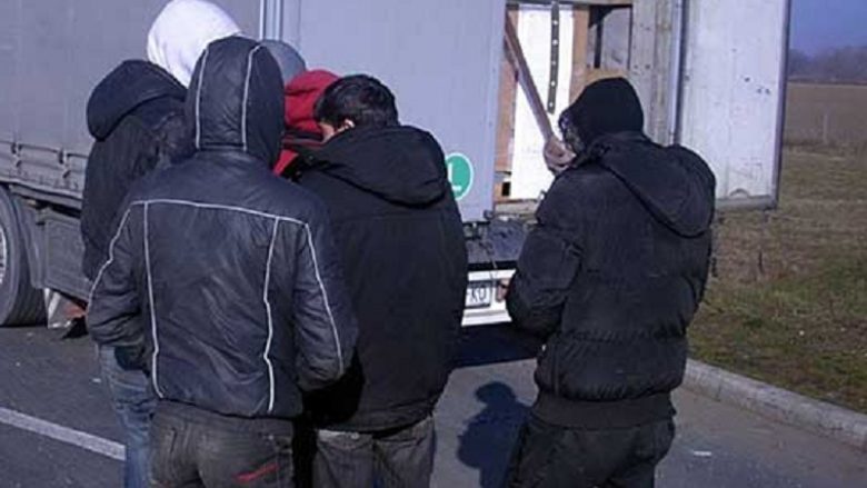 Zbulohen 16 migrantë në një automjet në Demir Kapi