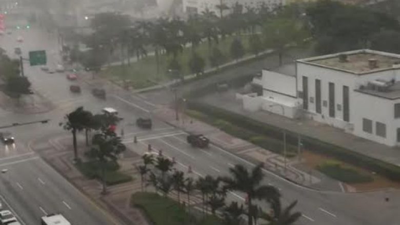 Momenti kur tavolina dhe karriget bien nga lartë, si pasojë e stuhisë së erës (Video)