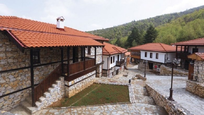Hapet zyrtarisht kompleksi “Fshati maqedonas” (Foto)