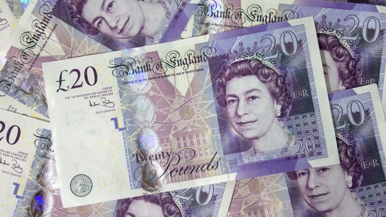 Para referendumit, britanikët ndërrojnë funtat me valuta tjera