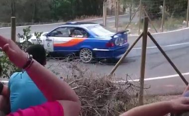 “Kthesa e mallkuar”: Shikoni se si vetura gjatë garës humb kontrollin, dhe godet disa shikues (Video, +18)