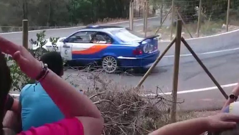 “Kthesa e mallkuar”: Shikoni se si vetura gjatë garës humb kontrollin, dhe godet disa shikues (Video, +18)