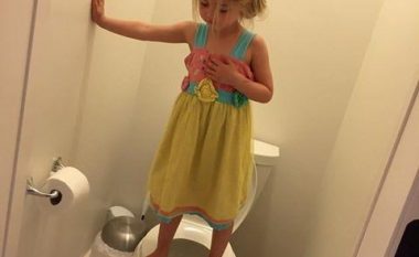 Për arsye të tmerrshme, vogëlushja qëndron sipër guaskës së tualetit (Foto)