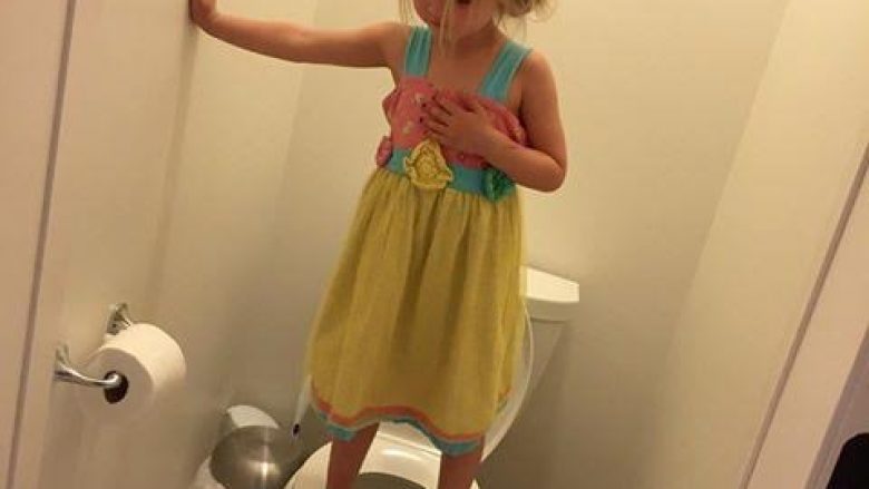 Për arsye të tmerrshme, vogëlushja qëndron sipër guaskës së tualetit (Foto)