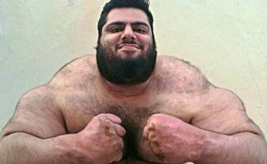 Njihuni me “Herkulin” iranian, që me muskujt gjigant ka fituar zemrat e 59 mijë ndjekësve në Instagram (Foto/Video)
