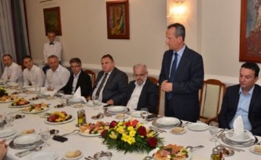 Kryetari i Kuvendit të Maqedonisë sonte shtroi iftar për deputetët (Foto)