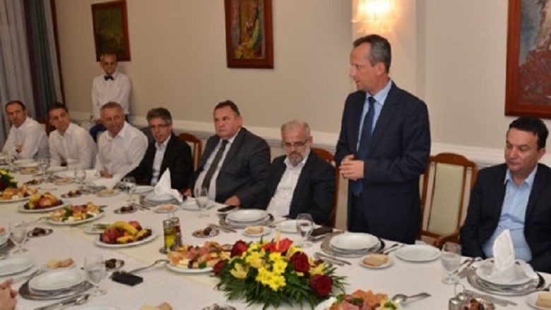 Kryetari i Kuvendit të Maqedonisë sonte shtroi iftar për deputetët (Foto)