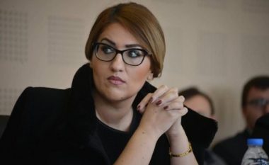 Deputetes Margarita Kadriu dikush ia ka shpuar gomat e veturës (Foto)