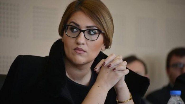 Deputetes Margarita Kadriu dikush ia ka shpuar gomat e veturës (Foto)