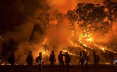 ​Zjarri shkatërron qindra shtëpi në Kaliforni
