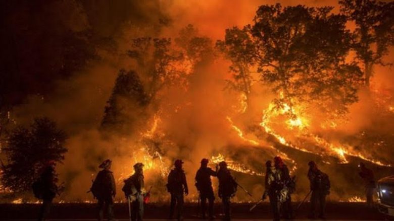 ​Zjarri shkatërron qindra shtëpi në Kaliforni
