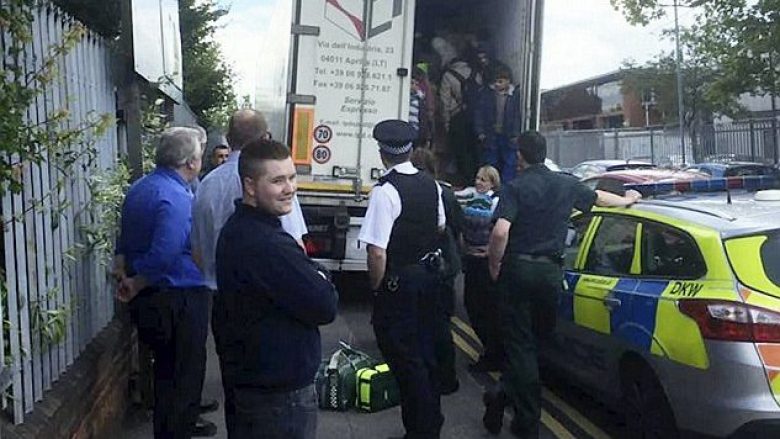 Ky është momenti kur një kamion italian me emigrantë zbrazet në Britaninë e Madhe (Foto)