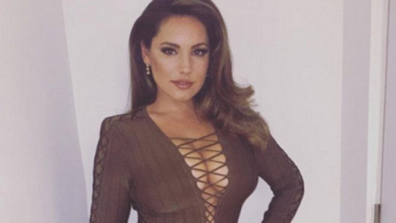 Kelly Brook tregohet magjepsëse (Foto)