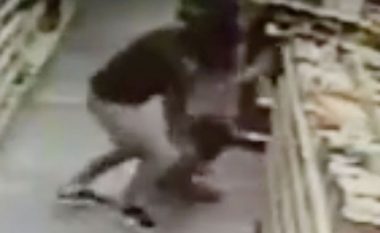 Momenti kur një burrë tenton të kidnapoj adoleshenten në sytë e nënës së saj (Video)