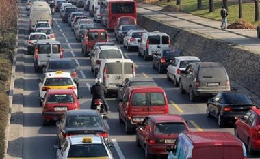 35 përqind e qytetarëve të Maqedonisë shkojnë në punë me makinat e tyre