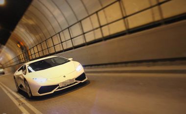 Policët konfiskuan një Lamborghini dhe bënë xhiro dy herë mbi shpejtësinë e lejuar (Foto/Video)