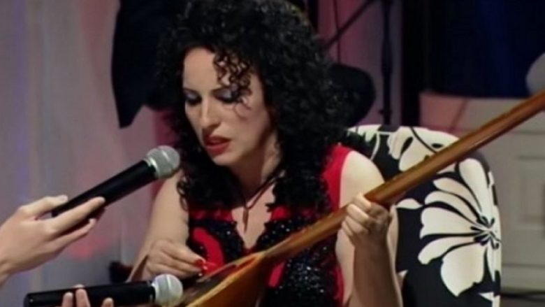 Linda Morina i këndon Menduh Thaçit dhe Ali Ahmetit në “1 Kafe me Mamën” (Video)