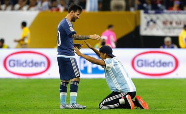 Fansi përkulet para tij, por shikoni reagimin madhështor nga Messi (Foto/Video)