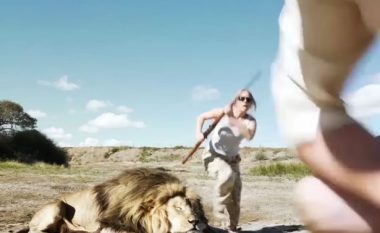 Gjuetarët pozojnë para luanit të vrarë, por në ato momente i sulmon një luan tjetër (Foto/Video)