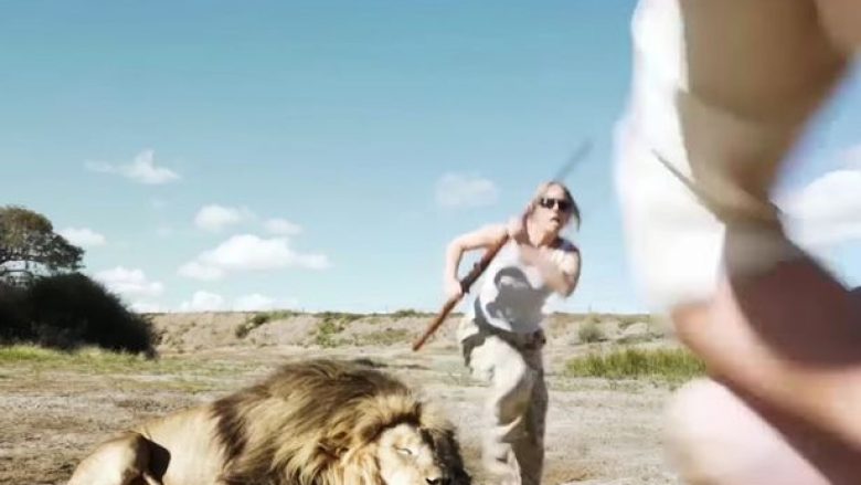 Gjuetarët pozojnë para luanit të vrarë, por në ato momente i sulmon një luan tjetër (Foto/Video)
