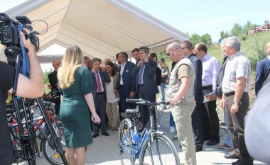 Kryeministri Mustafa i hipën biçikletës (Foto/Video)