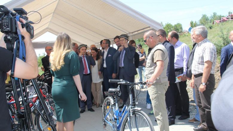 Kryeministri Mustafa i hipën biçikletës (Foto/Video)