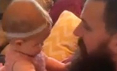 Shikoni reagimin e vogëlushes, kur sheh për herë të parë babanë pa mjekër (Foto/Video)