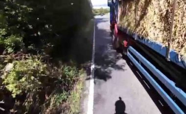 Motoçiklisti i shpëton vdekjes për një fije floku, kamioni me rimorkio për pak sa nuk e shtyp (Video)