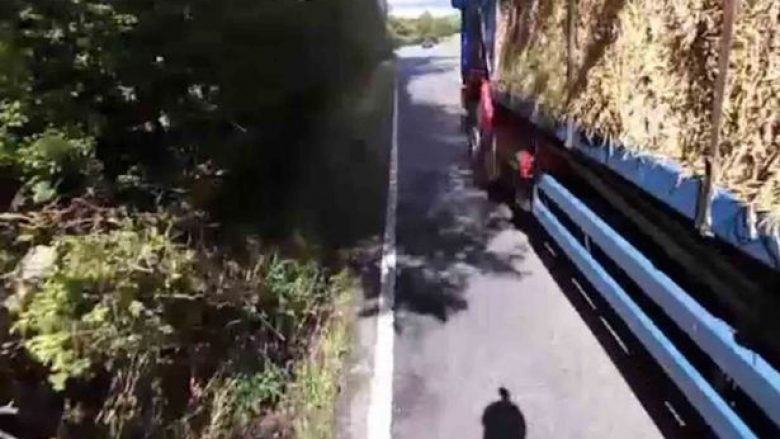 Motoçiklisti i shpëton vdekjes për një fije floku, kamioni me rimorkio për pak sa nuk e shtyp (Video)