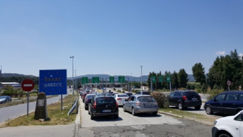Në vendkalimin kufitar Bogordicë pritet deri në katër orë për hyrje në Maqedoni
