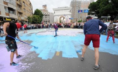 Pastrohen rrugët e Shkupit nga ngjyra e hedhur gjatë protestave