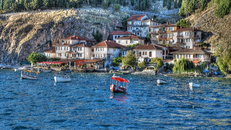 Skuterët e ujit dhe varkat e shpejta, paraqesin problem për pushuesit në liqenin e Ohrit