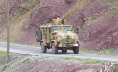 Momenti kur rebelët kurdë hedhin në erë veturën e blinduar ushtarake, në të cilën gjendeshin ushtarë turk (Foto/Video, +18)