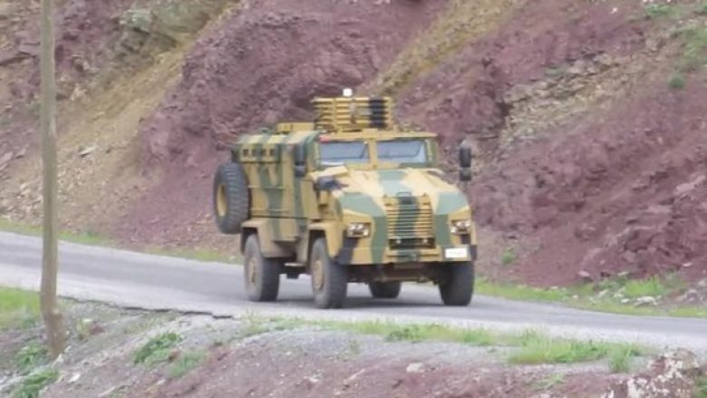 Momenti kur rebelët kurdë hedhin në erë veturën e blinduar ushtarake, në të cilën gjendeshin ushtarë turk (Foto/Video, +18)