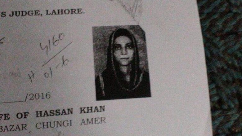 Arrestohet gruaja nga Pakistani që dogji vajzën e saj