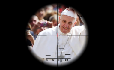 Papa Françesku në qendër të sulmeve terroriste?