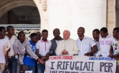 Papa Francesku “thyen rregullat” për emigrantët