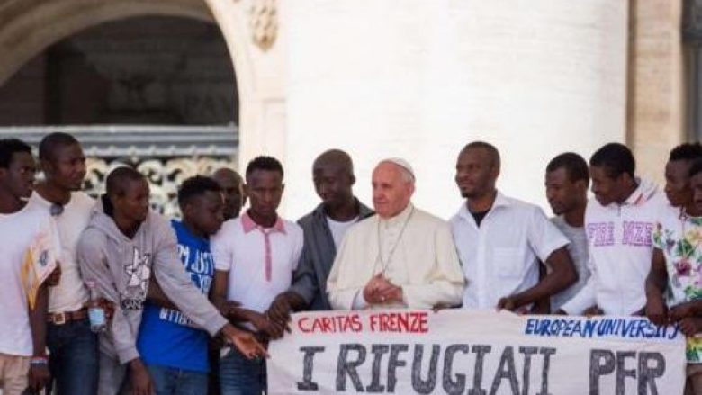 Papa Francesku “thyen rregullat” për emigrantët