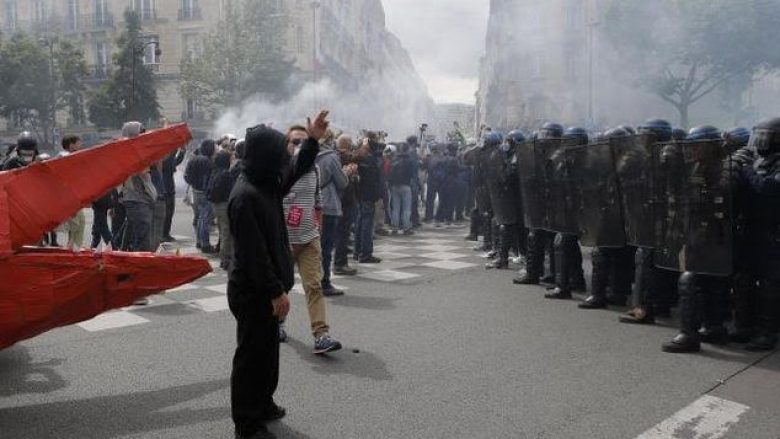 Franca ndryshon qëndrim, lejon marshin e protestuesve në Paris