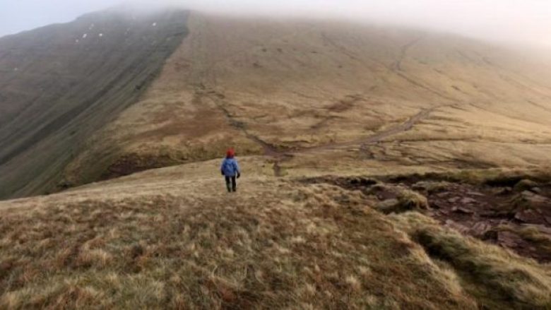 Britani, 24 fëmijë humbasin në një mal gjatë një ekskursioni