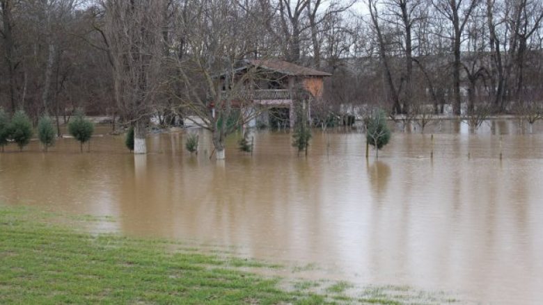 Inspektohen dëmet e shkaktuara nga të rreshurat e shiut në rajonin e Dollnenit