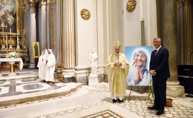 Thaçi organizoi meshë në Vatikan për Nënë Terezën (Foto)