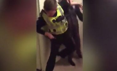 Momenti kur policët rrahën brutalisht nga disa adoleshentë (Video, +16)