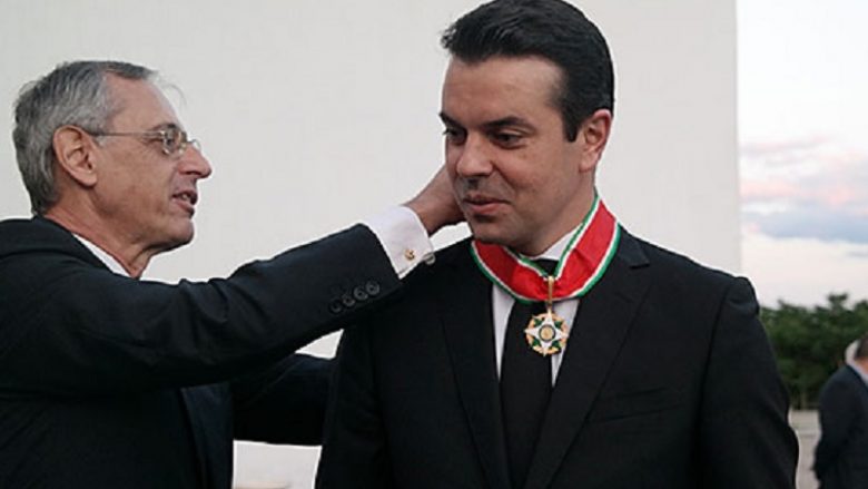 Italia dekoron Poposkin me Medalje nacionale italiane