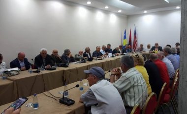 ‘Shqiptarët dhe kriza në Maqedoni’ diskutohet në Prishtinë me intelektualë nga Maqedonia në Kosovë (Foto)